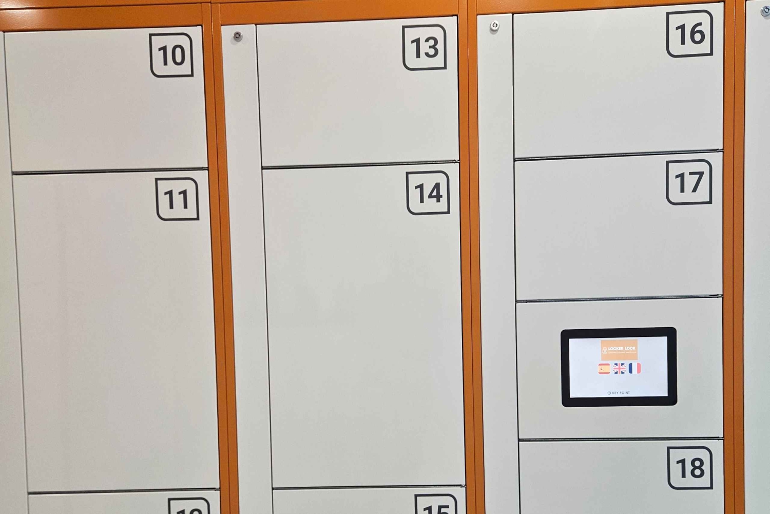 バルセロナのサグラダファミリア近くのロッカー荷物預かり所 24時間営業