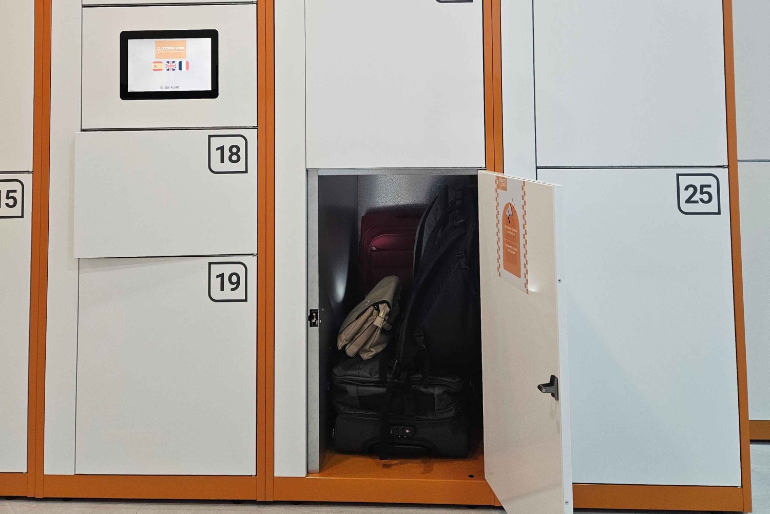 バルセロナのサグラダファミリア近くのロッカー荷物預かり所 24時間営業