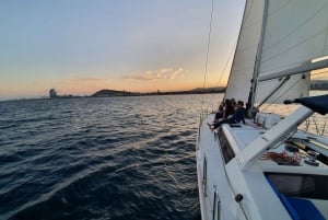 Barcelona: Luxury Private Sunset Yacht Cruise