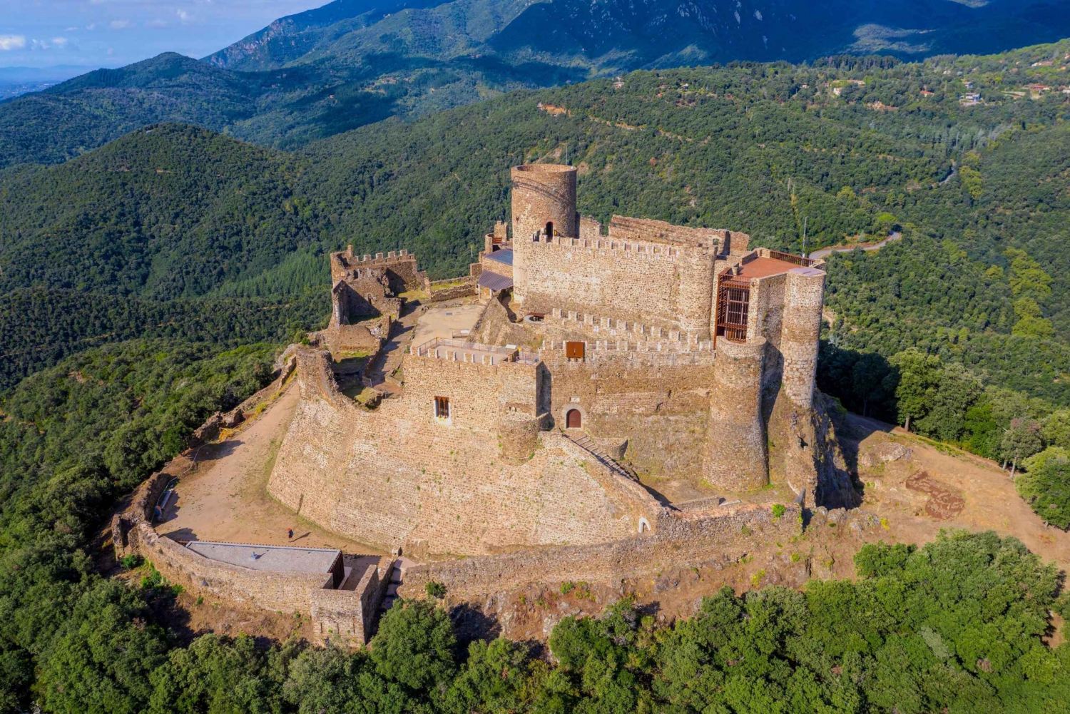 Desde Barcelona: Tour de un día por los castillos y la ciudad de Girona con almuerzo