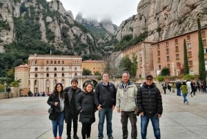 Excursión de un día a Montserrat y Bodegas del Cava desde Barcelona con servicio de recogida
