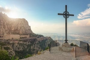 Excursión de un día a Montserrat y Bodegas del Cava desde Barcelona con servicio de recogida