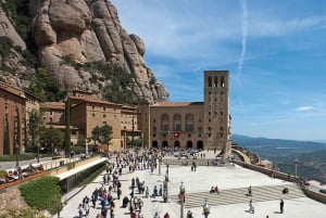 Excursión de un día a Montserrat y Bodegas del Cava desde Barcelona con servicio de recogida