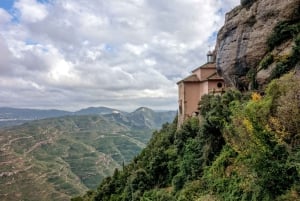 Excursión de un día a Montserrat y Bodegas del Cava desde Barcelona con servicio de recogida