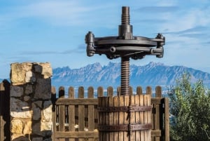 Excursión de un día a Montserrat y Bodegas del Cava desde Barcelona con servicio de recogida