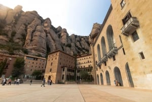 Montserrat & Cava Weinkeller Tour: Tagestour von Barcelona aus