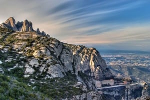 Z Barcelony: Wycieczka do Montserrat z transferem i koleją zębatą