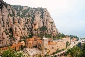 Z Barcelony: Wycieczka do Montserrat z transferem i koleją zębatą