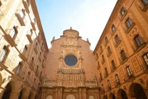 Da Barcellona: Tour di Montserrat con trasferimento e ferrovia a cremagliera