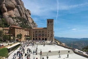 Montserrat: Excursión de medio día por la mañana o por la tarde con servicio de recogida