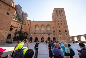 Barcelona: rondleiding door het klooster van Sitges en Montserrat met eenvoudige wandeling