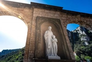 Barcelona: Excursión a Sitges y al Monasterio de Montserrat con caminata fácil