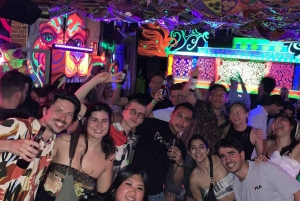 Barcelona: Tour nocturno de bares y discotecas con chupitos