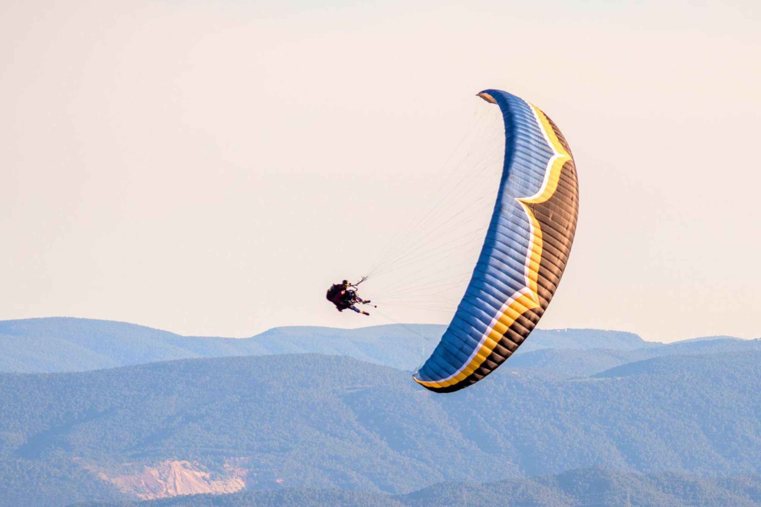 Paralotniarstwo: Doświadcz magii latania w pobliżu Barcelony. Raport zawiera
