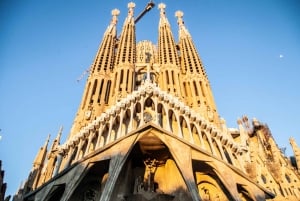 Barcelona: Sagrada Família Outdoor Walking Tour w/ Entry