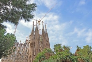 Sagrada Familia: Skip-the-Line Guided Tour with Tower