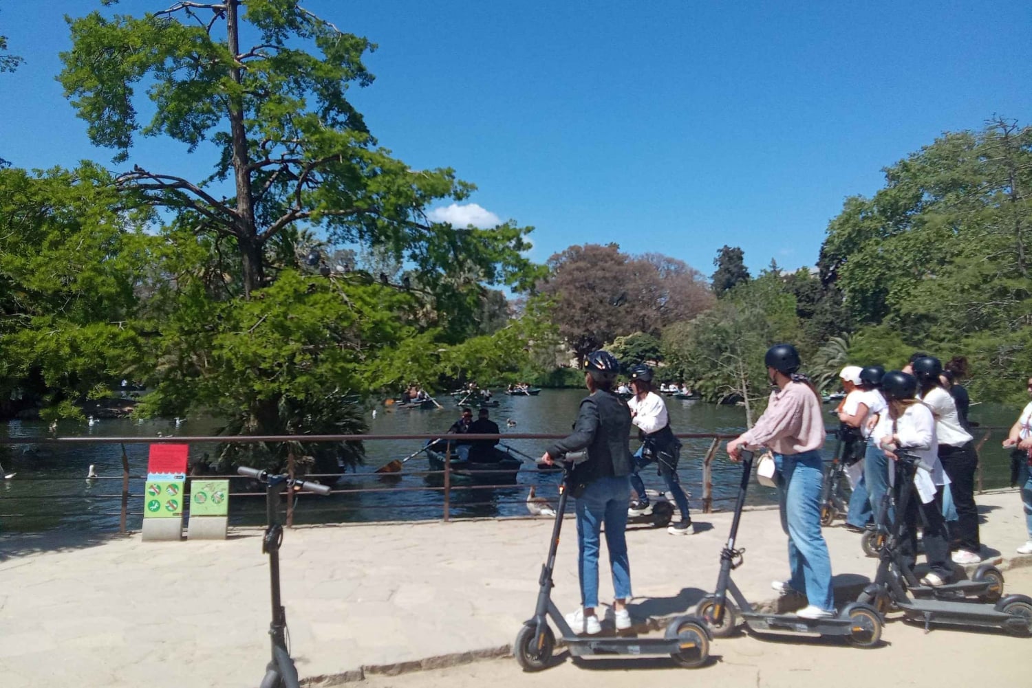 Barcellona: tour in scooter elettrico e in bicicletta in Barcelona