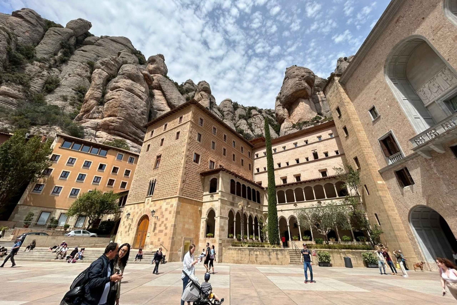 Vanuit Barcelona: Rondleiding & Tickets naar Montserrat