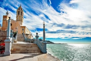 Sitges: Zeilboottocht + wandeltour en wijnkeldertour