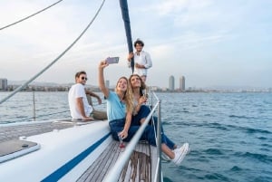 Sitges: Zeilboottocht + wandeltour en wijnkeldertour