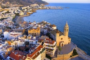 Sitges: Zeilboottocht + wandeltour en wijnkeldertour