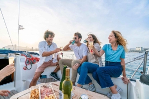 Sitges: Zeilboottocht + wandeltour en wijnkeldertour