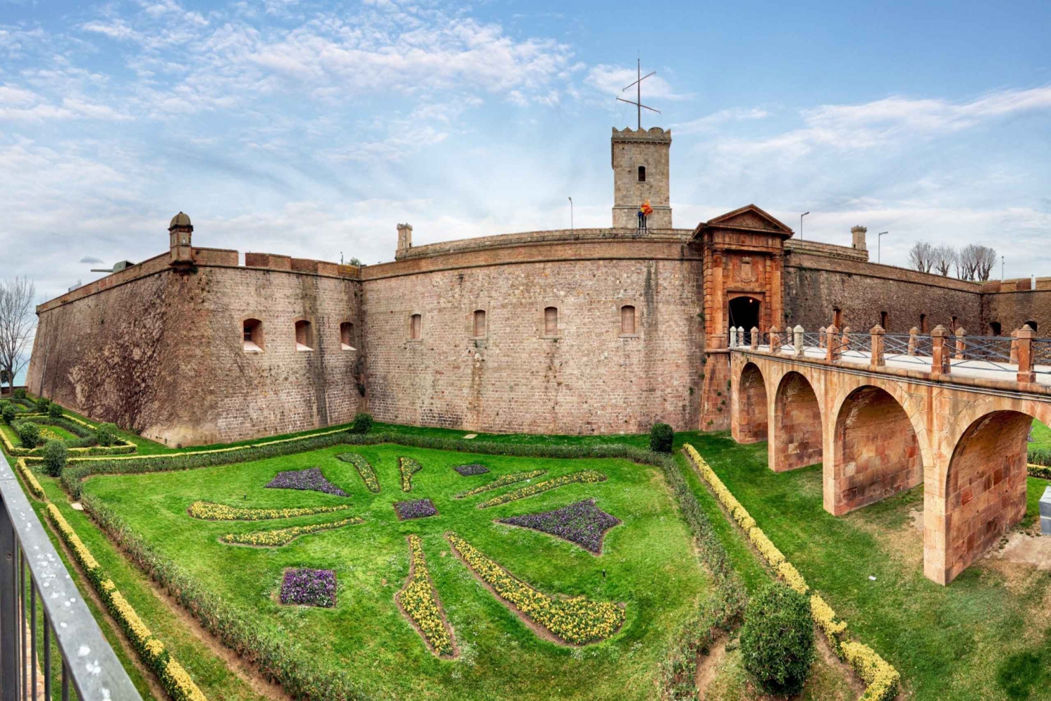 Wycieczka bez kolejki do zamku Montjuïc z przejażdżką kolejką linową