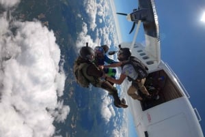 Fallskjermhopp over Barcelona - 13 000 fot tandemhopp + transport