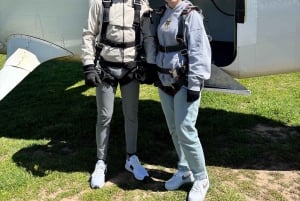 Fallskjermhopp over Barcelona - 13 000 fot tandemhopp + transport