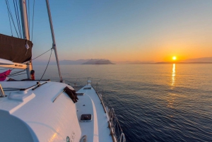Barcelona: Sunset Catamaran Cruise with Wine and Tapa