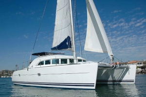 Barcelona: Sunset Catamaran Cruise with Wine and Tapa