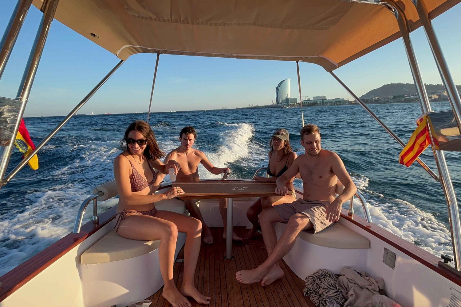 Coucher de soleil depuis un yacht classique privé