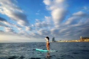 Zachód słońca + surfowanie na wiosłach z muzyką + zdjęcia i filmy Barceloneta + przekąska