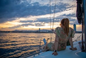 Sejloplevelse ved solnedgang i Barcelona