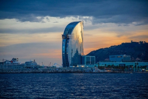Sejloplevelse ved solnedgang i Barcelona