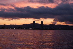 Sejloplevelse ved solnedgang i Barcelona