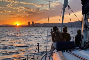 Barcelona: Auringonlasku Skyline Cruise rajoittamaton Cava