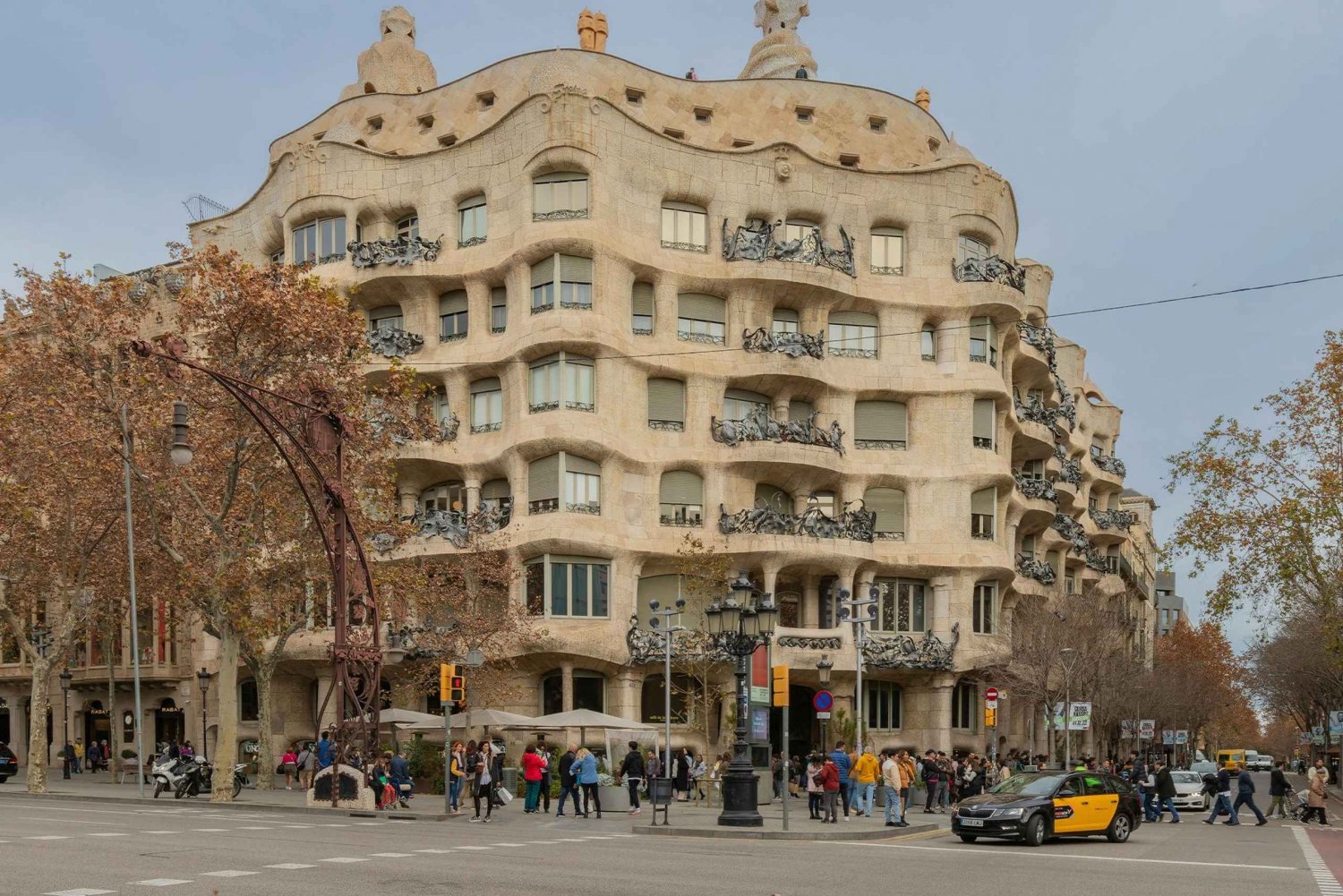 Tiquets & Guide: Luzes e sombras da Casa Milà - Antoni Gaudí - Barcelona