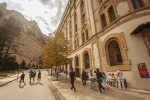 Tot Montserrat: Transporte, Museu e Almoço