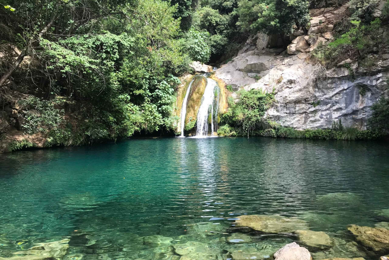 Vandringstur och simning i vattenfallen i Pyrenéerna