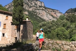 Vandringstur och simning i vattenfallen i Pyrenéerna