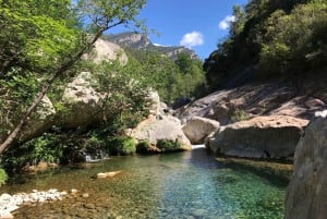 Vandretur og svømning i vandfald i Pyrenæerne