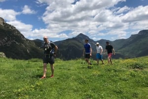 Wycieczka piesza i pływanie w wodospadach Pirenejów