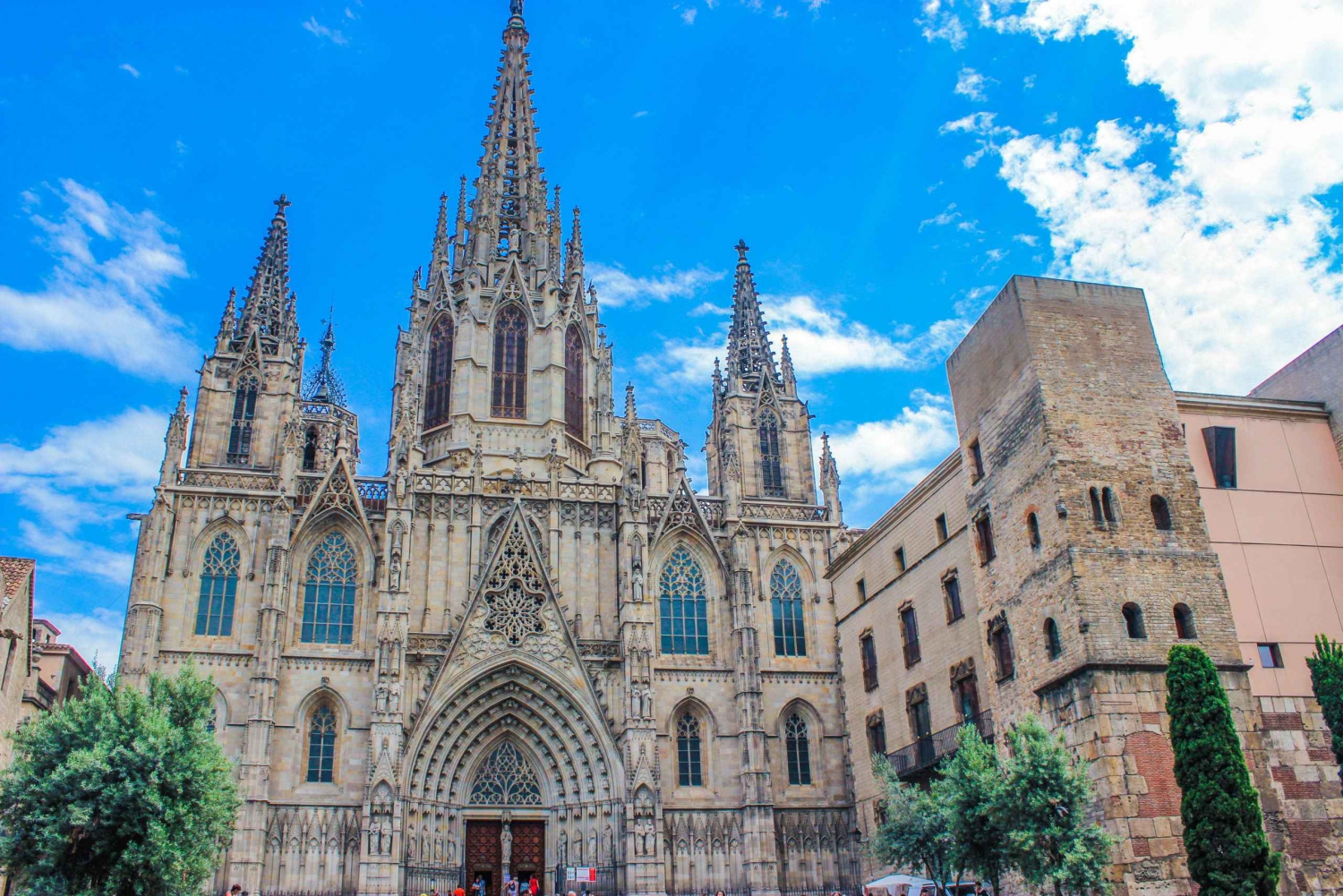 Walking Tour Around Sagrada Familia Basilica For USA Tourist