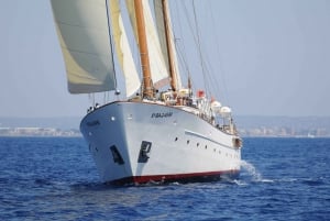 Barcelona: Dj Skyline Sailboat Tour with music and Drinks