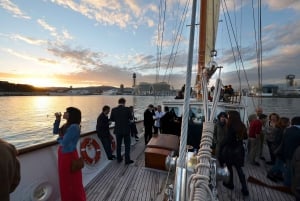 Barcelona: Dj Skyline Sailboat Tour with music and Drinks