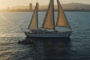 Barcelona: Dj Skyline Sailboat Tour with music and Drinks