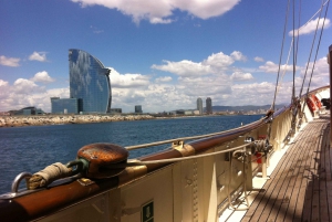 Barcelona: Dj Skyline Sailboat Tour with music and Drinks