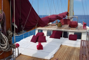 Barcelona: Dj Skyline Sailboat Tour with music and Drinks