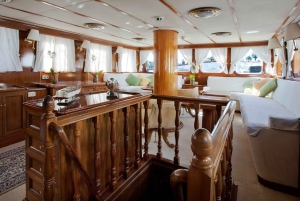 Barcelona: Dj Skyline Sailboat Tour with music and Drinks